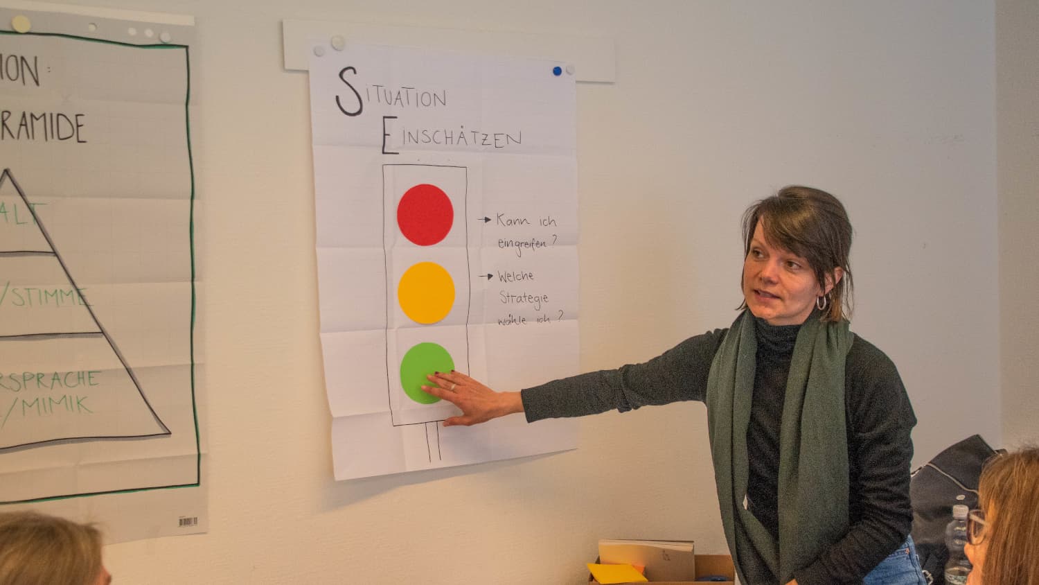Lea von Büren erklärt anhand einer Ampel, wie man heikle Situationen einschätzen soll