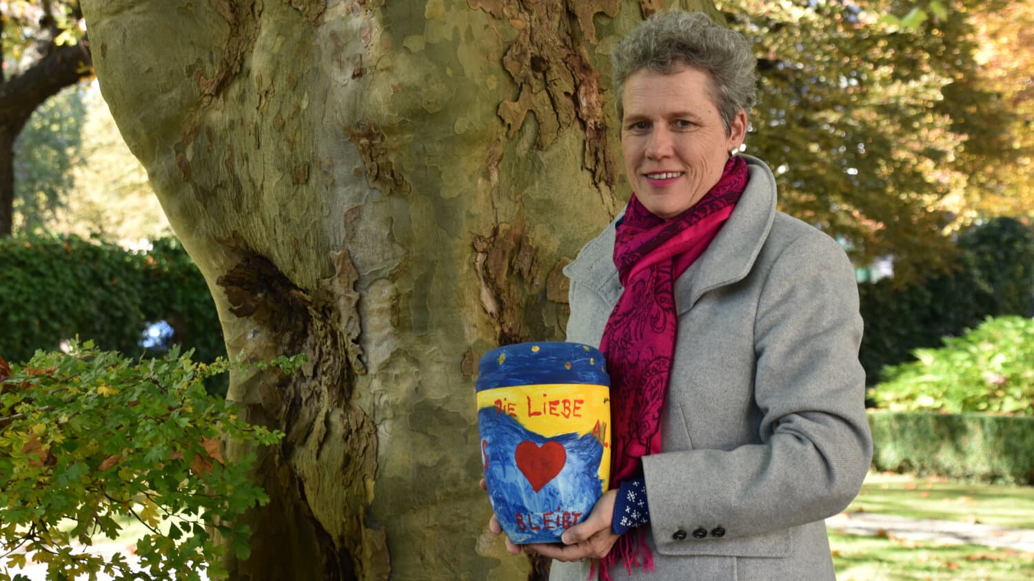 Barbara Lehner hält eine Urne in der Hand