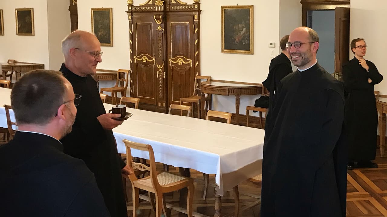 Einsiedler Mönche beim Kaffee nach dem Essen