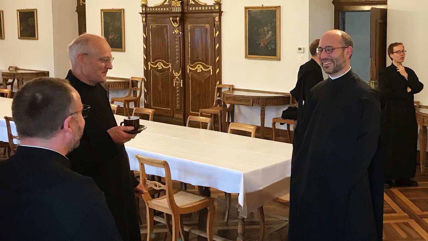 Einsiedler Mönche beim Kaffee nach dem Essen