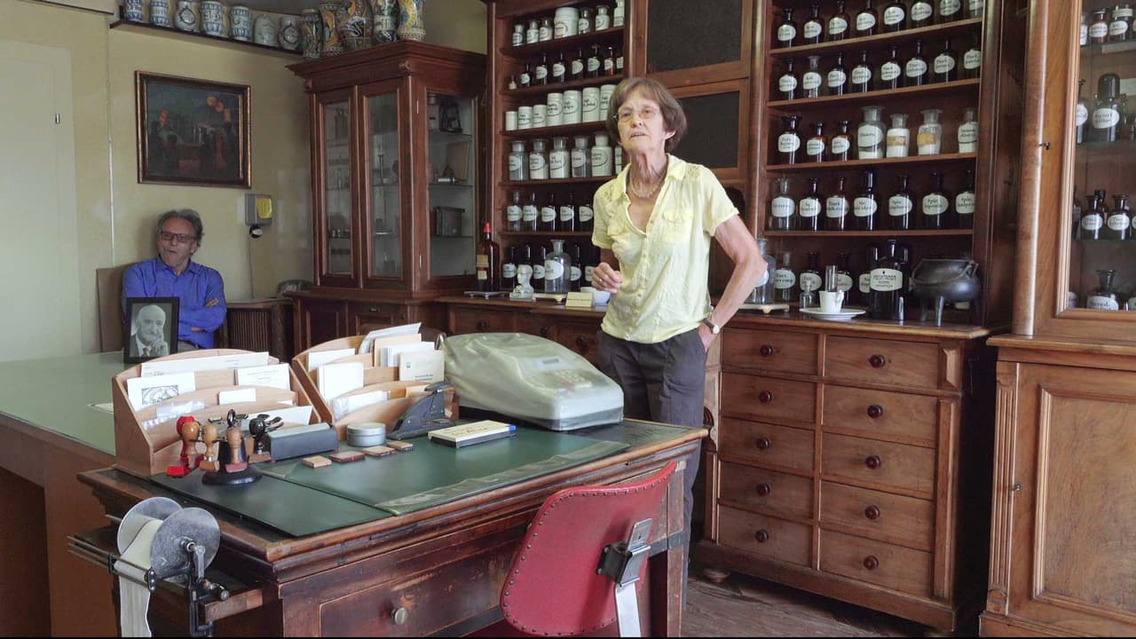 Einer von acht Luzerner Schauplätzen im Paracelsus-Film: Pirmin Meier (im Hintergrund) und die frühere Museumsleiterin Helene Büchler-Mattmann im Haus zum Dolder in Beromünster.