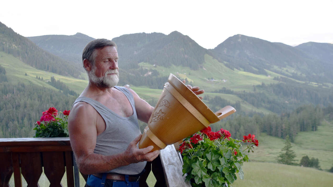 Heinz Schmid mit der Folle, dem traditionellen hölzernen Trichter. | Bild: Sylvia Stam