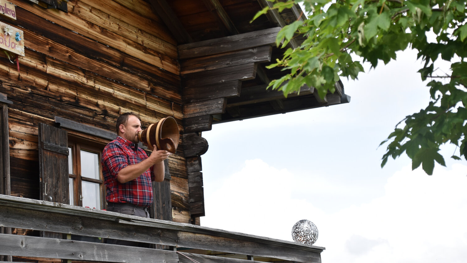 Wenn David Schnider den Betruf von der Alp Silwängen ruft, schallt ihm von der Rothorn-Kette ein leises Echo entgegen. | Bild: Sylvia Stam